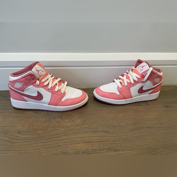 Jordan 1 pink 5Y OBO - Picture 3 of 5
